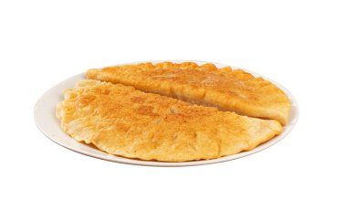 Kızarmış Düz Turta izole edildi. Doldurulmuş Et ve Soğan, Doldurulmuş Chebureki, Tatar Mutfağı, Asya, Doğu Avrupa Yemekleri ve Beyaz Arkaplanda