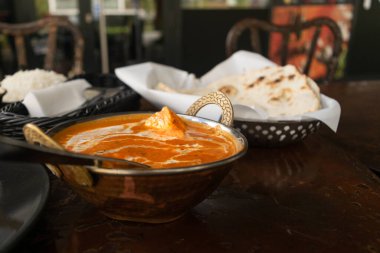 Tereyağlı paneer masala. Peynirli makarna, Korma usulü tavuk yakın plan, detaylı Hint yemeği, seçici odaklanma.
