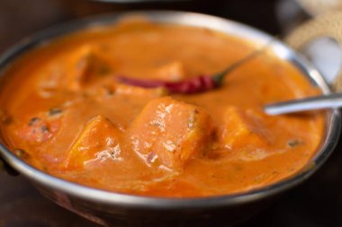 Tereyağlı paneer masala. Peynirli makarna, Korma usulü tavuk yakın plan, detaylı Hint yemeği, seçici odaklanma.