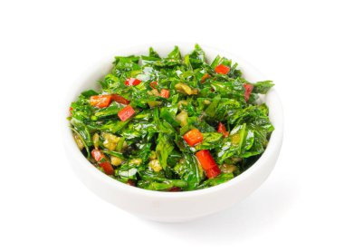 Chimichurri sosu yalıtılmış, Arjantin bifteği dolması, yeşil Chimichuri otlu, doğranmış maydanozlu, sarımsaklı, zeytinyağı, Chimichurri soslu, beyaz arka planda kırpma yolu.