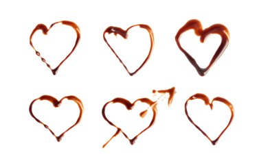 Çikolata soslu karışım, çikolata soslu damla, krema, erimiş çikolata çiselemeli, kakao soslu fırça darbesi, kahverengi şurup süslemesi, beyaz arka planda soya sosu.