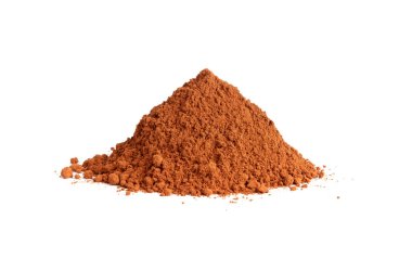 İzole edilmiş kakao tozu, kakao tozu yığını, kuru kakao çekirdeği, beyaz arka planda ev yapımı çikolata için kakao tozu.