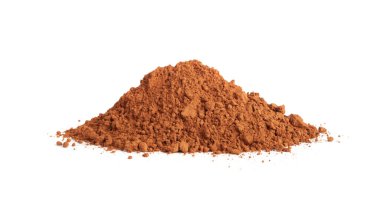 İzole edilmiş kakao tozu, kakao tozu yığını, kuru kakao çekirdeği, beyaz arka planda ev yapımı çikolata için kakao tozu.