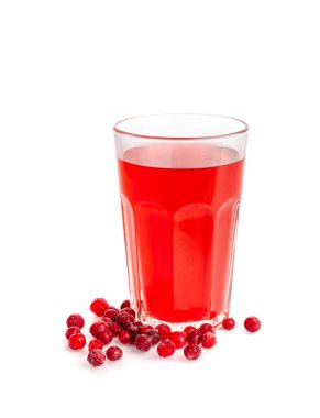 Soğuk Lingonberry içeceği izole edilmiş, buzlu Cowberry çayı, ferahlatıcı kızılcık kokteyli, Berry Mors, Red Berry suyu, meyveli içecek, Red Grog, Lingonberry içeceği beyaz arka planda, Ice Cubes