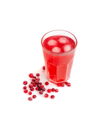 Soğuk Lingonberry içeceği izole edilmiş, buzlu Cowberry çayı, ferahlatıcı kızılcık kokteyli, Berry Mors, Red Berry suyu, meyveli içecek, Red Grog, Lingonberry içeceği beyaz arka planda, Ice Cubes
