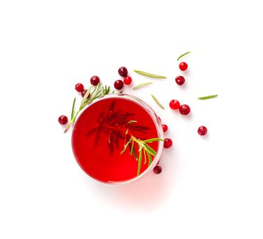 Soğuk Lingonberry içeceği izole edilmiş, buzlu Cowberry çayı, ferahlatıcı kızılcık kokteyli, Berry Mors, Red Berry suyu, meyveli içecek, Red Grog, Lingonberry içeceği beyaz arka planda, Ice Cubes
