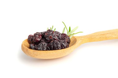 Kuru yaban mersini yığını, ahşap kaşıkta kurutulmuş yaban mersini, Cowberry doğal tatlısı, sağlıklı beslenme, organik atıştırmalık, kuru kızılcık, beyaz arka planda kuru kızılcık.