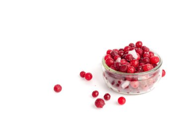 Donmuş Lingonberry, Dağılmış Buzlu Cowberry, Glass Bowl 'da Kar Yabanmersini, Kırmızı Viburum Böğürtlenleri, Beyaz Arkaplanda Donmuş Lingonberry