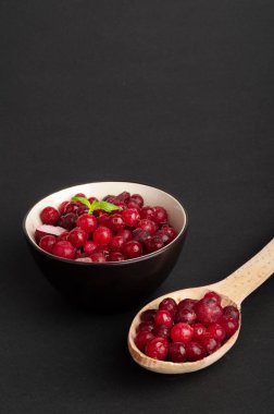 Donmuş Lingonberry, Buzlu Cowberry, Kara Bowl 'da Kar Yabanmersini, Kırmızı Viburum Böğürtlenleri, Kara Taş Arkaplanda Donmuş Lingonberry