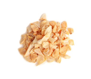 Kuru sarımsak dilimleri izole edilmiş, çıtır çıtır çıtır karanfiller yakın çekim, ızgara sarımsak gevreği, karanfil grubu beyaz arka plan üst görünümü