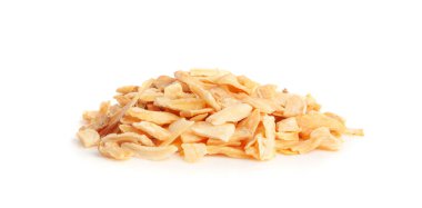 Kuru sarımsak dilimleri izole edilmiş, Kızarmış karanfiller yakın plan, ızgara sarımsak gevreği, karanfil grubu beyaz arka plan