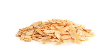 Kuru sarımsak dilimleri izole edilmiş, Kızarmış karanfiller yakın plan, ızgara sarımsak gevreği, karanfil grubu beyaz arka plan