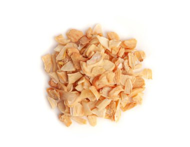 Kuru sarımsak dilimleri izole edilmiş, çıtır çıtır çıtır karanfiller yakın çekim, ızgara sarımsak gevreği, karanfil grubu beyaz arka plan üst görünümü