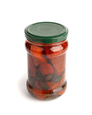 Kavanozda kurutulmuş domatesler, kurutulmuş Pomodoro Konservesi, kurutulmuş zeytinyağında domates, kurutulmuş sundurulmuş sebze dilimleri, beyaz arka planda cam kavanozda kuru erik domatesleri.