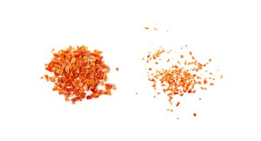 Kurutulmuş havuç izole edilmiş. Kuru, dağınık havuç taneleri, kurutulmuş turuncu sebze parçaları beyaz arka plan manzarası.