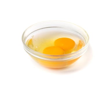 İki Kırık Yumurta Kasede İzole, Çiğ Yumurta ve Beyaz, Kırık Organik Tavuk Yumurtası Beyaz Arkaplanda