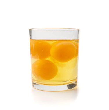 Kırık yumurta cam, çiğ yumurta sarısı ve beyaz, çatlamış kahverengi kabuk, taze organik tavuk yumurtası beyaz arka planda.