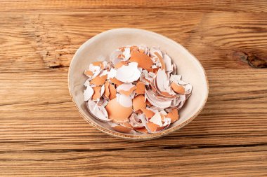 Kasede Kırık Yumurta Kabuğu, Ezilmiş Yumurta Kabuğu, Kalsiyum İlavesi, Kırık Yumurta Kabukları, Doğal Kompost İçeriği, Ahşap Masa Üzerinde Kırık Yumurta Kabuğu Üst Görünümü