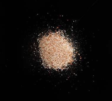 Kırık yumurta kabuğu, ezilmiş yumurta kabuğu, kalsiyum takviyesi, çatlamış yumurta kabuğu, doğal gübre bileşeni, kırılmış yumurta kabuğu siyah arka planda üst görünüm