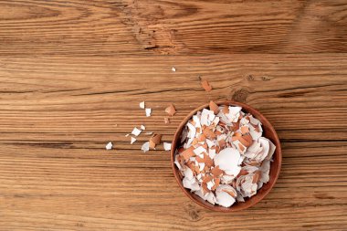 Kasede Kırık Yumurta Kabuğu, Ezilmiş Yumurta Kabuğu, Kalsiyum İlavesi, Kırık Yumurta Kabukları, Doğal Kompost İçeriği, Ahşap Masa Üzerinde Kırık Yumurta Kabuğu Üst Görünümü