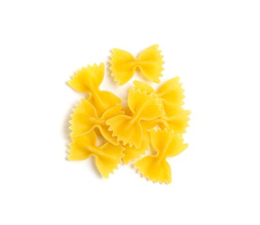 Çiğ Farfalle Makarnası İzole edilmiş, Sarı Kelebek Eriştesi, Buğday Yayı Makarnası, Beyaz Arkaplanda Pişmemiş Farfalle Yığını