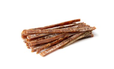 Kurutulmuş kurutulmuş balık eti, kurutulmuş deniz ürünleri, Hake Stockfish, kurutulmuş Pollock 'un küçük parçaları, bira atıştırmalıkları, beyaz arka planda kurutulmuş balık filetosu.