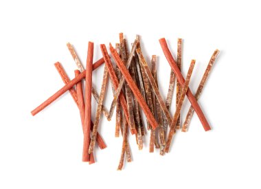 Kurutulmuş kurutulmuş balık eti, kurutulmuş deniz ürünleri, Hake Stockfish, kurutulmuş Pollock 'un küçük parçaları, bira atıştırmalıkları, beyaz arka planda kurutulmuş balık filetosu.