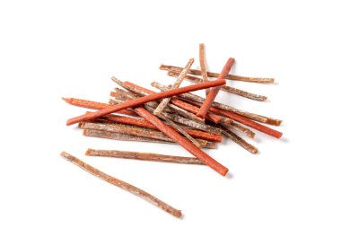 Kurutulmuş kurutulmuş balık eti, kurutulmuş deniz ürünleri, Hake Stockfish, kurutulmuş Pollock 'un küçük parçaları, bira atıştırmalıkları, beyaz arka planda kurutulmuş balık filetosu.