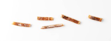 Kurutulmuş kurutulmuş balık eti, kurutulmuş deniz ürünleri, Hake Stockfish, kurutulmuş Pollock 'un küçük parçaları, bira atıştırmalıkları, beyaz arka planda kurutulmuş balık filetosu.