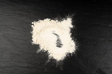 Un dokusu Arkaplanı, Kopya Alanı ile Buğday unu Deseni, Pastane Afişi, Soyut Un Çerçevesi, Siyah Tabaka Üzerine Beyaz Toz