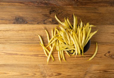 Kırsal Ahşap Masadaki Sarı Fransız Fasulyeleri, Çiğ String Fasulye Yığını, Antika Masa Arkaplanındaki Taze Balmumu Tohumları