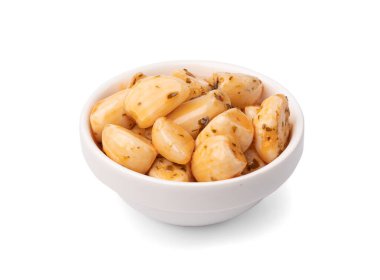 İzole edilmiş sarımsak, kırmızı biberli mayalanmış sarımsak, acılı sebze, baharatlı sarımsaklı karanfil ve beyaz arka planda sirke.