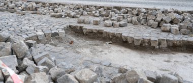 Grey Old Pavement 'ın yeniden inşası, Granit kaldırım taşı restorasyonu, yıkılmış Antik tuğla kaldırım taşı döşemesi, Granit kiremit caddesi yapım aşamasında.