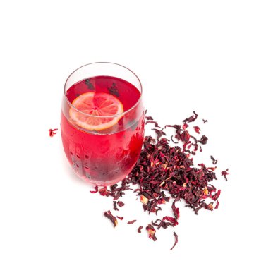 Hibiscus çayı cam fincanda izole edilmiş, kuru gül suyu, soğuk meyve kırmızısı çay, şeffaf kupada Karkade, sıcak bitkisel içecek, beyaz arka planda Roselle Hibiscus çayı