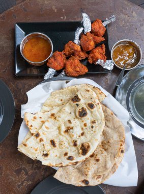 Hint Düz Ekmek ve Tavuk Haryali Tikka, Izgara Tavuk Parçaları, Geleneksel Pita Ekmeği, Roti Porsiyonu, İnce Chapati, Naan veya Hint Restoranında Tortilla olarak da bilinir.