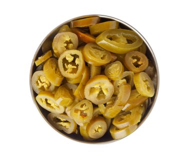 Turşulu Jalapeno Yığını Terbiye Edilmiş Yeşil Jalapenolar, Sıcak Meksika Biber Dilimleri Metal Kasesi, Turşulu Yeşil Jalapeno Beyaz Arkaplan Top View