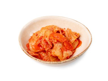 Kimchi izole edilmiş, Kimchee in White Bowl, Red Spicy Kim Chi, Hot Fermente Napa Cabbage, Geleneksel Jimchi, Kore Kış Yemeği Gimchi, Beyaz Arkaplanda Kimchi