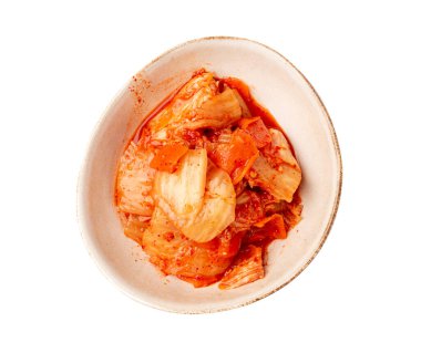 Kimchi izole edilmiş, Kimchee in White Bowl, Red Spicy Kim Chi, Hot Fermented Napa Cabbage, Geleneksel Jimchi, Kore Kış Yemeği Gimchi, Kimchi on White Background Top View