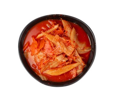 Kimchi izole edilmiş, Kimchee in Black Bowl, Red Spicy Kim Chi, Hot Fermented Napa Cabbage, Geleneksel Jimchi, Kore Kış Yemeği Gimchi, Kimchi on White Background Top View