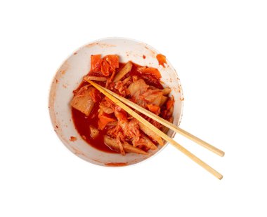 Kimchi izole edilmiş, Kimchee in White Bowl, Red Spicy Kim Chi, Hot Fermented Napa Cabbage, Geleneksel Jimchi, Kore Kış Yemeği Gimchi, Kimchi on White Background Top View