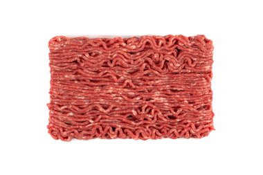 Kıymalı et izole edilmiş. Taze bufalo filetosu, pişmemiş kırmızı kıyma, çiğ dana eti, beyaz arka planda kıymalı komedi eti.