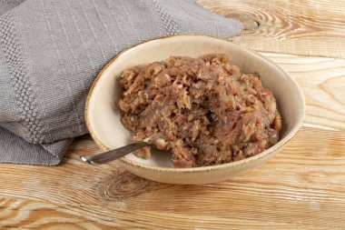 Yuvarlak kasede kıyma. Köy domuzu, hindi, sığır eti ve soğanlı tavuk eti ve ahşap kabuklu karabiber.