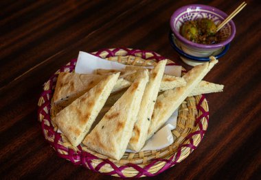 Restoran Masası üzerine Fas Ekmeği, Geleneksel Arap Ekmek Parçası Sepet içinde, Kahvaltı Masası