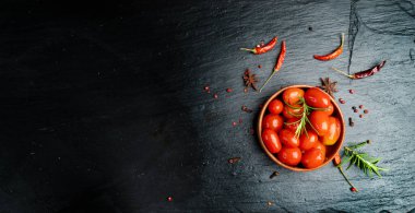 İzole edilmiş vişneli domatesler, konserve küçük domates, sağlıklı mayalanmış sebzeler, tuzlu salamura edilmiş yemekler, beyaz arka planda turşulu domatesler.