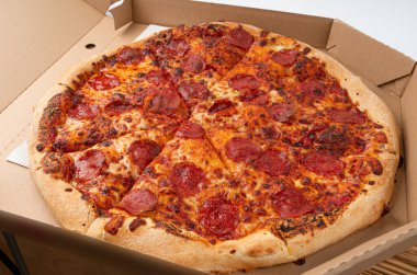 Karton teslimat kutusunda Acılı Jalapeno Peppers ile Pepperoni Pizza, Yeşil Acı Biberli Salami Pizza, Chili Pepper ve Mozzarella Peyniri, Geleneksel İtalyan Ekmeği