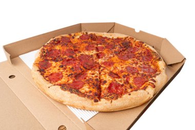 Karton teslimat kutusunda Acılı Jalapeno Peppers ile Pepperoni Pizza, Yeşil Acı Biberli Salami Pizza, Chili Pepper ve Mozzarella Peyniri, Geleneksel İtalyan Ekmeği