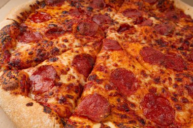 Karton teslimat kutusunda Acılı Jalapeno Peppers ile Pepperoni Pizza, Yeşil Acı Biberli Salami Pizza, Chili Pepper ve Mozzarella Peyniri, Geleneksel İtalyan Ekmeği