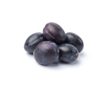 Erikli erik, tamamen mavi erik, olgun erik, koyu mavi sağlıklı taş meyveler, beyaz arka planda erik.