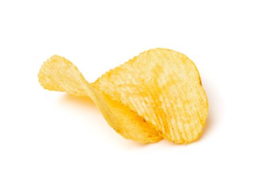 Patates cipsi yığını izole edilmiş. Çıtır çıtır patates çerez yığını, fast food ince abur cubur grubu beyaz arka planda