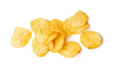 Patates cipsi yığını izole edilmiş. Kıtır kıvırcık, ince patates çerezi yığını, fast food atıştırmalıkları grubu beyaz arka plan manzaralı.